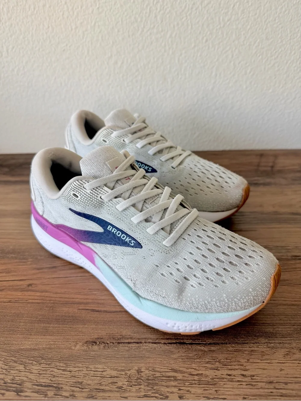 Brooks Womens Ghost 16 in White/Gray/Blue/Pink (7.5 Medium-B) Great Condition